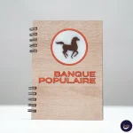 Bloc-note couverture bois personnalisé logo 3D Banque Populaire – exemple personnalisation – Zoom.ma