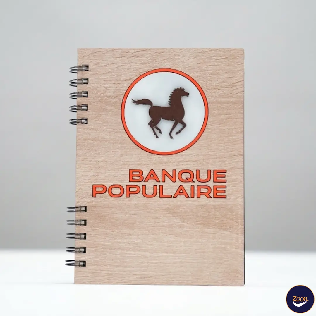 Bloc note logo Bloc-note couverture bois personnalisé logo 3D Banque Populaire – exemple personnalisation – Zoom.ma